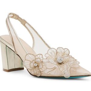 Betsey Johnson “Avi Pump” in Gold